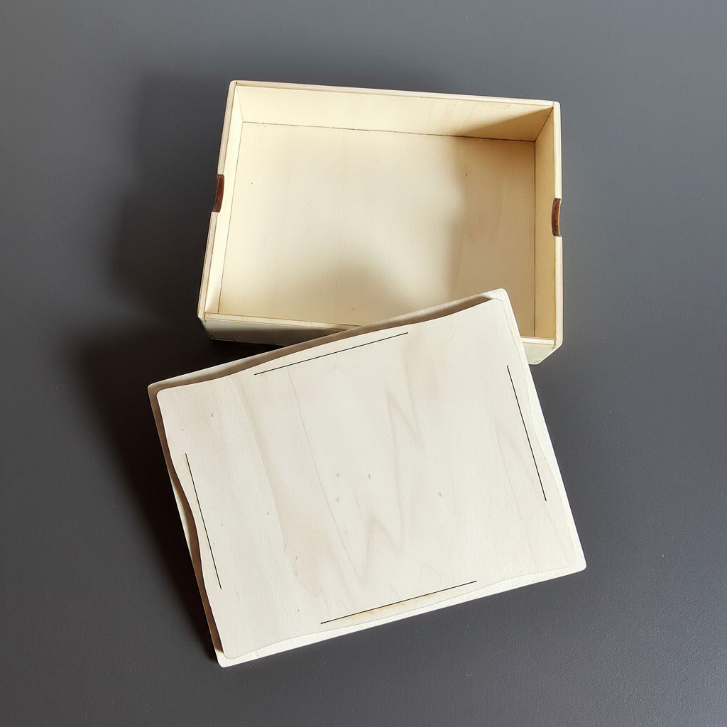 Holzschachtel mit Dekor Lebensbaum & Schmetterlinge aus Sperrholz, lasergraviert, geöffnet mit umgedrehtem Deckel auf grauem Untergrund