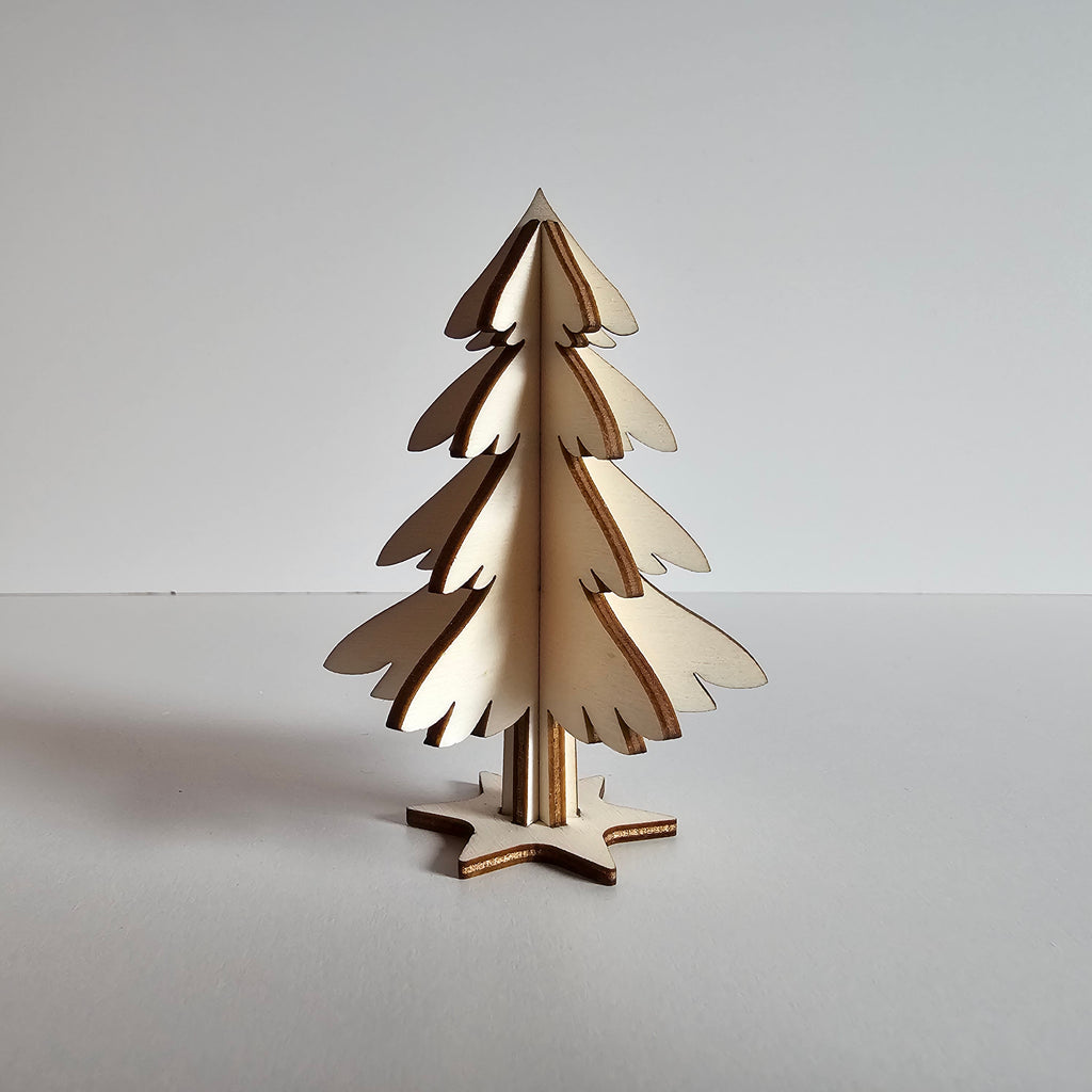 Dreidimensionaler Mini-Tannenbaum aus Pappelsperrholz auf sternförmigem Sockel