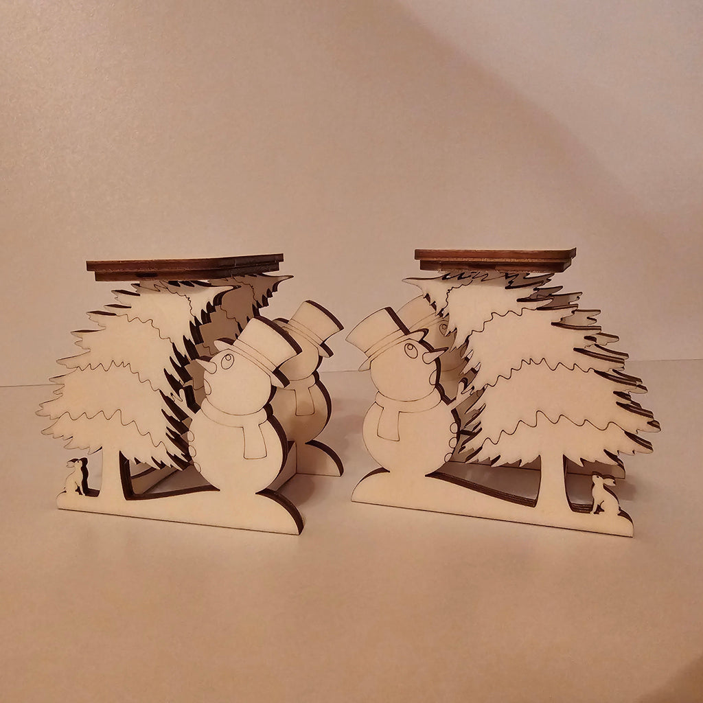Zwei Schwibbogen-Podeste aus Holz mit Schneemann, Tanne und Hase